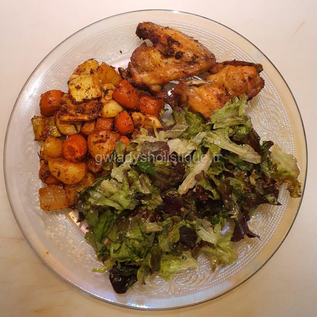 Déjeuner complet avec ses légumes racines et poulet marinés aux épices, accompagnés d'une salade.