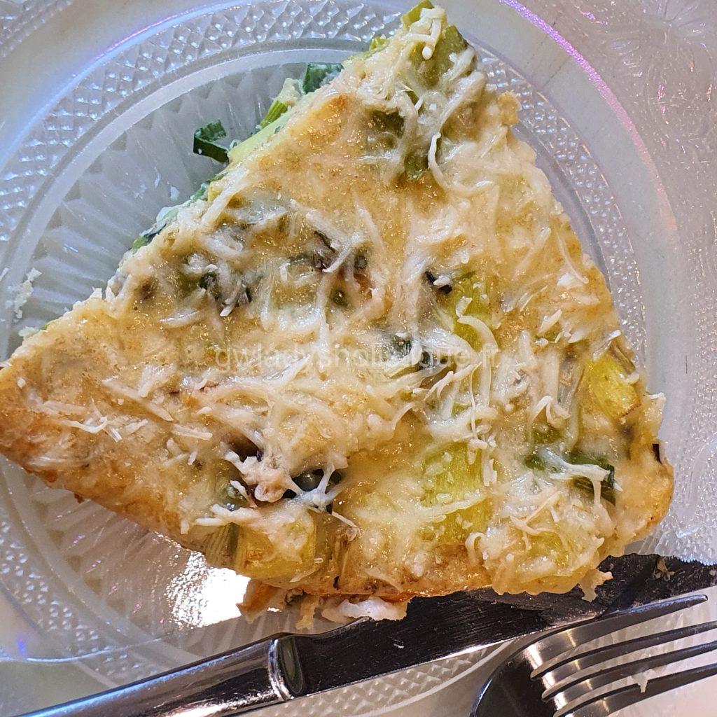 Part de quiche de poireaux sans pâte, dîner équilibré.