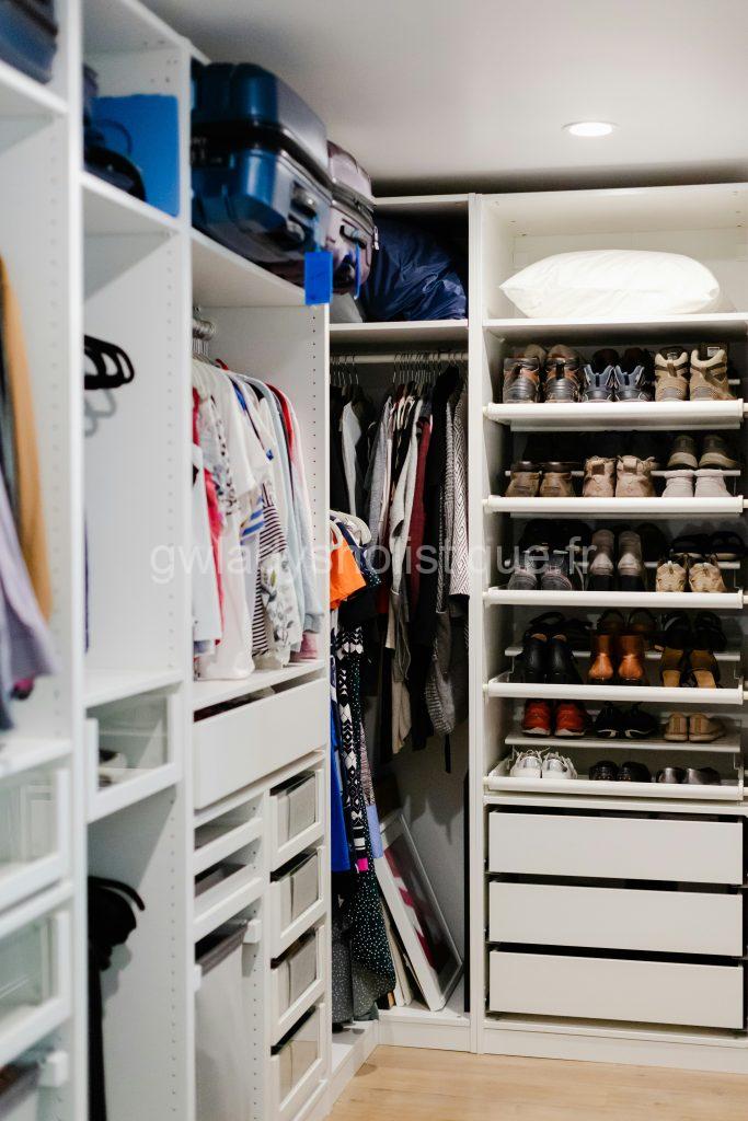 Un dressing organisé facilite le choix de la tenue.