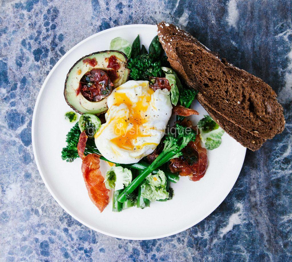 50% de légumes + une bonne source de matière grasse + un oeuf mollet + des féculents lents = petit-déjeuner idéal.