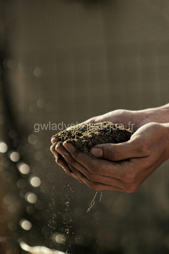 Les mains dans la terre pour être au plus près de la nature. Connecté.