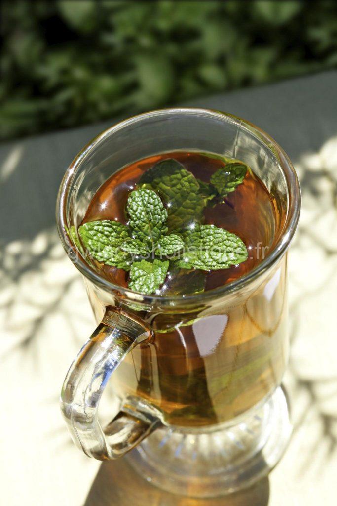 Infusion de menthe fraîche ambiance naturelle.